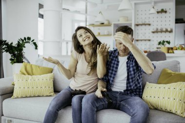 Karı koca evde video oyunu oynarken eğleniyorlar..