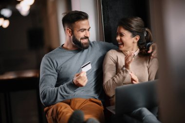 Birbirine aşık genç bir çift birlikte vakit geçirip internetten alışveriş yapıyor..