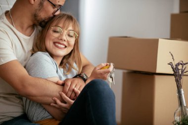 Karı ve kocanın yeni dairelerinin anahtarını tuttukları yakın plan..