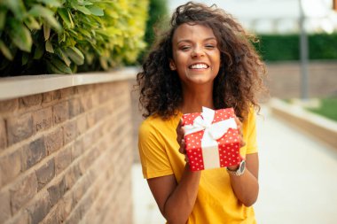 Mutlu kadın hediye kutusu veriyor.