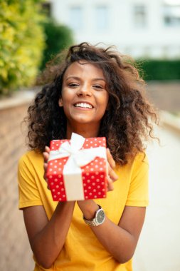 Mutlu kadın hediye kutusu veriyor.