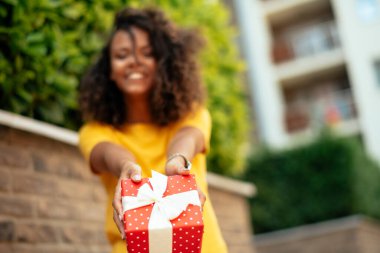 Mutlu kadın hediye kutusu veriyor.