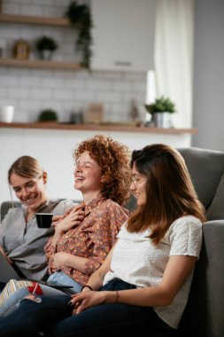 Ofiste konuşan ve gülen kızlar. Ofiste kahve içen güzel kadınlar