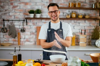 Güzel bir kadın yemek pişiriyor ve mutfakta eğleniyor. Kız mutfakta sağlıklı yemek pişiriyor..