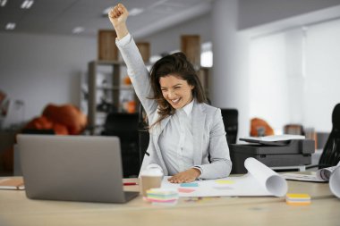 Ofiste proje üzerinde çalışan güzel bir genç kadın.