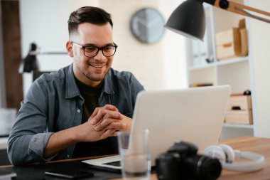 Genç işadamı çalışma sürecinde 