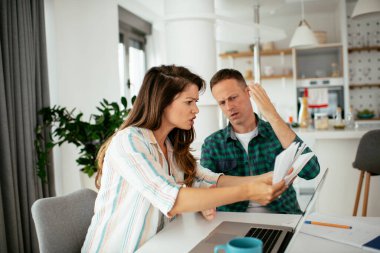 Karı koca faturaları ödemeye hazırlanıyor. Finansal sorunları olan genç bir çift.