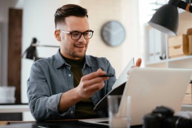 Genç işadamı çalışma sürecinde 