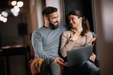 Birbirine aşık genç bir çift birlikte vakit geçirip dizüstü bilgisayarda film izliyorlar.