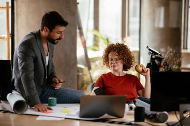 Ofiste çalışan erkek ve kadın meslektaşlar 