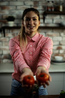 Güzel genç bayan mutfakta sebze salatası hazırlıyor.