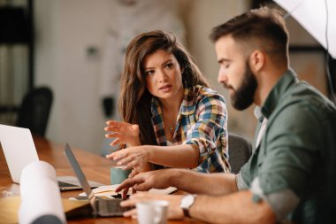 Pozitif meslektaşlar ofiste sohbet ediyorlar 