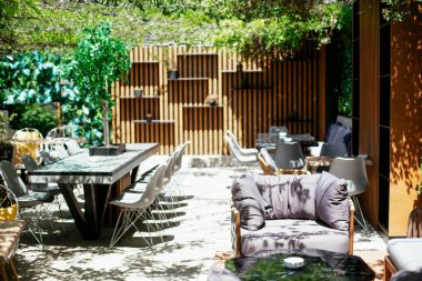 Ahşap elementlerle modern restoran iç görünümü