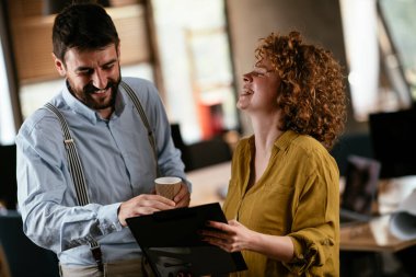 neşeli meslektaşlar projeyi tartışıyor