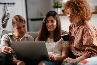Ofiste konuşan ve gülen mutlu iş kadınları. Kahve molasında güzel kadınlar.