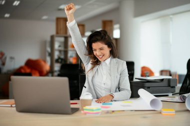 Ofiste proje üzerinde çalışan güzel bir genç kadın.