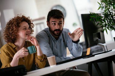 Erkek ve kadın iş arkadaşları ofiste mola veriyorlar 