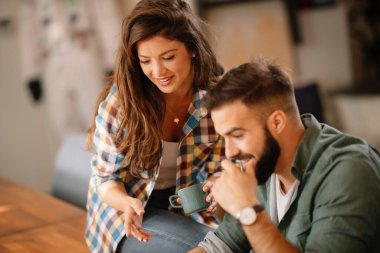 Pozitif meslektaşlar ofiste sohbet ediyorlar 