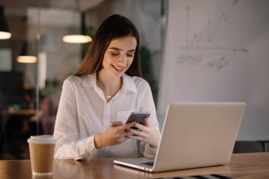 Ofiste çalışan genç bir iş kadını.