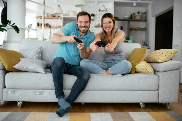 Ζευγάρι Που Παίζει Βιντεοπαιχνίδια Στο Σπίτι — Φωτογραφία Αρχείου