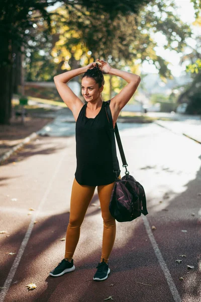 Mujer Joven Haciendo Ejercicio Aire Libre — Foto de Stock