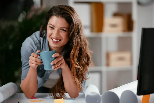 Young Casual Woman Drinking Coffee Office Attractive Female Manager Sitting — Stock Photo, Image