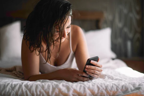 Young Beautiful Woman Using Phone Bed Girl Lying Bed — Stock Photo, Image