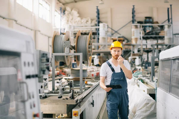 Pekerja Pabrik Bagian Produksi Pria Bertopi Kuning Bekerja Pabrik — Stok Foto