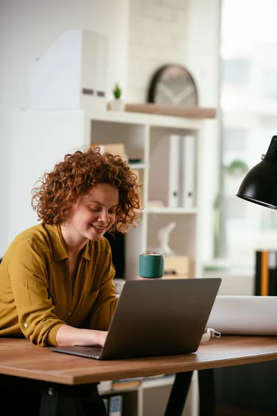 Wanita Yang Bekerja Pada Laptop Kantor — Stok Foto