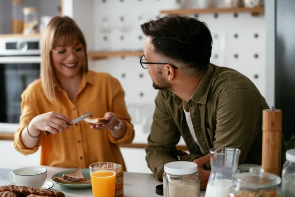 Pareja Joven Haciendo Deliciosa Comida Casa Pareja Cariñosa Disfrutando Cocina —  Fotos de Stock