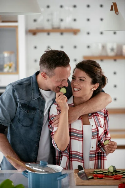 Casal Jovem Fazendo Café Manhã Casa Amante Casal Comer Sanduíche — Fotografia de Stock