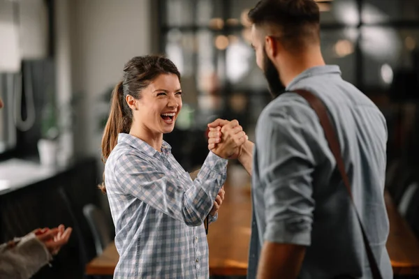 İşadamları ofiste yeni bir iş projesi üzerinde tartışıyorlar.