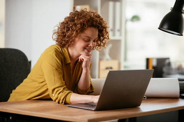 Femme Travaillant Sur Ordinateur Portable Bureau — Photo