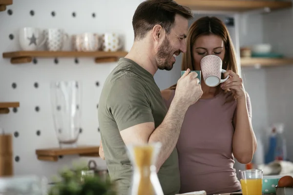 Amar Pareja Bebiendo Café Mientras Prepara Desayuno —  Fotos de Stock