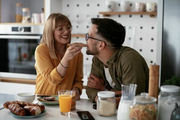 Pasangan Muda Membuat Makanan Lezat Rumah Mencintai Pasangan Menikmati Dapur — Stok Foto