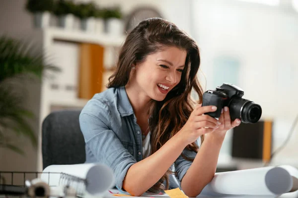 Щаслива Молода Жінка Виконавця Дивиться Камеру Творчому Офісі Вільний Фотограф — стокове фото