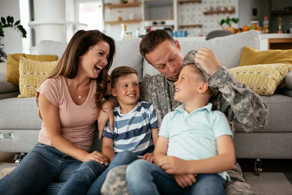 Famiglia Felice Trascorrere Del Tempo Insieme Casa Sul Divano — Foto Stock