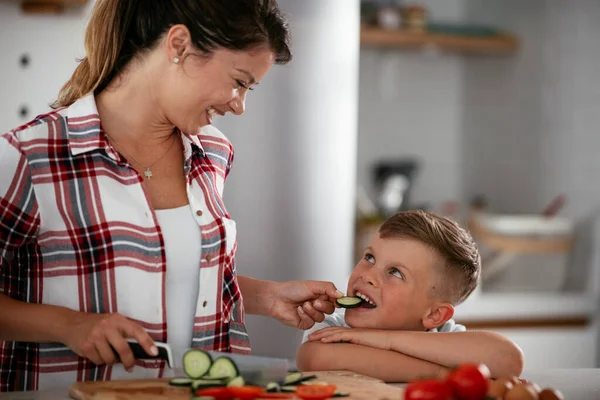 Mãe Preparando Café Manhã Com Filhos Jovem Família Feliz Fazendo — Fotografia de Stock