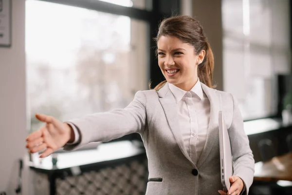 Potret Wanita Bisnis Muda Yang Cantik Memberikan Jabat Tangan — Stok Foto