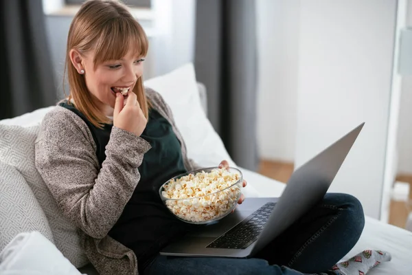 Beautiful Blonde Woman Watching Movie Laptop Eat Popcorn — Stock Photo, Image