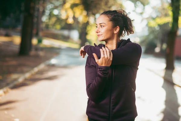 Mujer Joven Haciendo Ejercicio Aire Libre — Foto de Stock