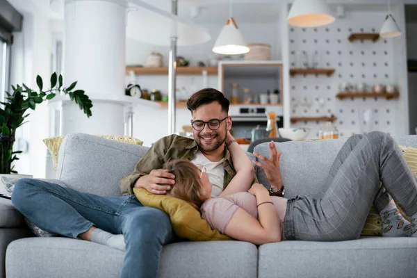 Jovem Casal Amoroso Desfrutando Sofá Casal Feliz Relaxante Sala Estar — Fotografia de Stock