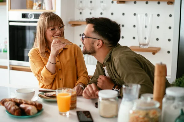 Pasangan Muda Membuat Makanan Lezat Rumah Mencintai Pasangan Menikmati Dapur — Stok Foto