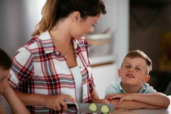 Mãe Preparando Café Manhã Com Filhos Jovem Família Feliz Fazendo — Fotografia de Stock