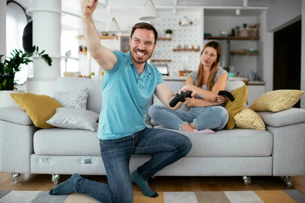 Casal Jogar Jogos Vídeo Casa — Fotografia de Stock