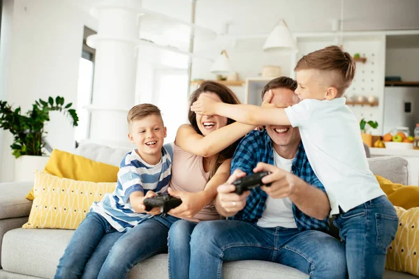 Feliz Casal Amoroso Estão Jogando Jogos Vídeo Com Crianças Casa — Fotografia de Stock