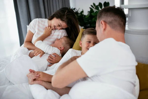 Genç Bir Aile Yatakta Eğleniyor Oğulları Yatakta Dinlenen Mutlu Ebeveynler — Stok fotoğraf