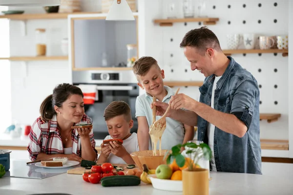 Família Divertindo Cozinha — Fotografia de Stock