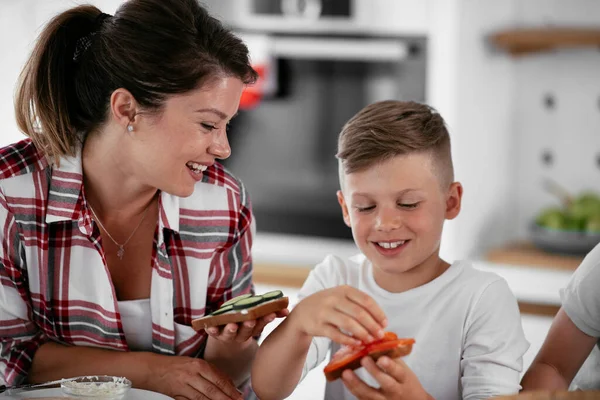 Mãe Preparando Café Manhã Com Filhos Jovem Família Feliz Fazendo — Fotografia de Stock