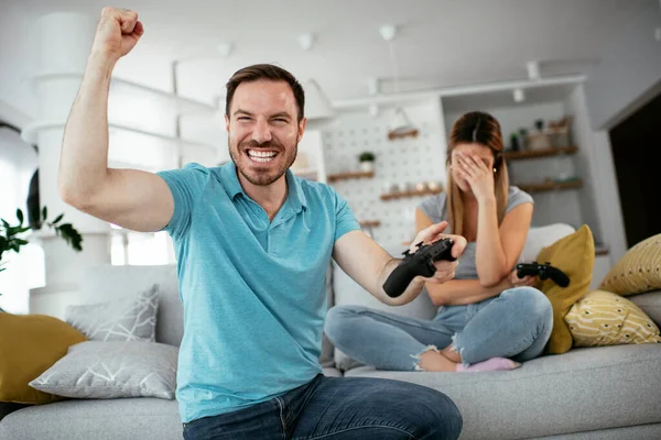 Casal Jogar Jogos Vídeo Casa — Fotografia de Stock